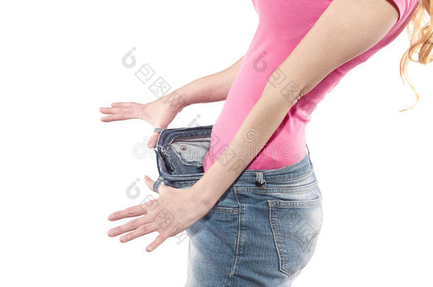 那个女人穿着一条旧的大裤子来显示她的<strong>减肥效果</strong>。
