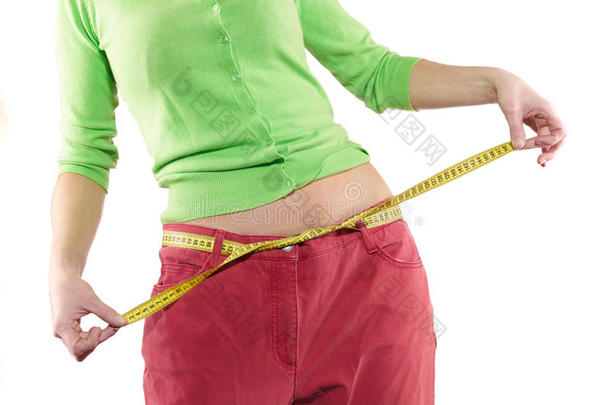 那个女人穿着一条旧的大裤子来显示她的<strong>减肥效果</strong>。