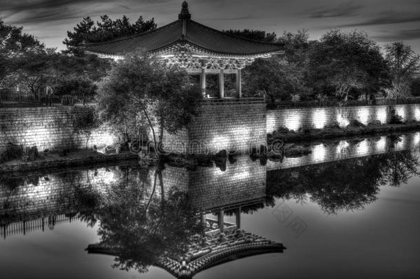 韩国寺庙反射在池塘黑暗<strong>对比</strong>