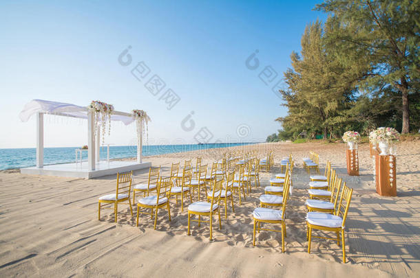 海滩美丽的蓝色椅子梦想