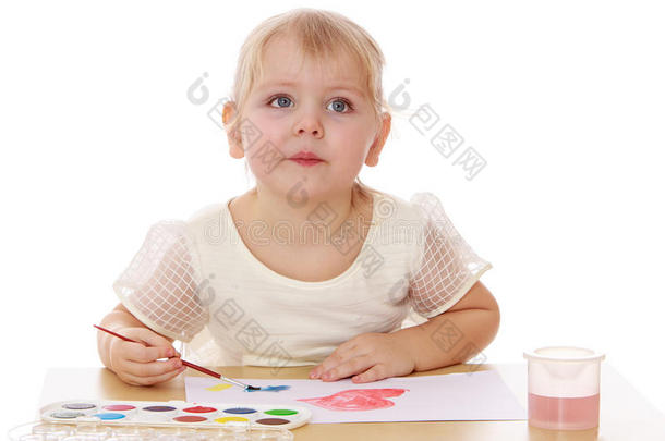 特写一个聪明的小女孩坐着画画