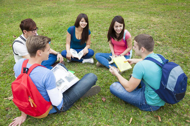 大学生在校园里一起学习和讨论