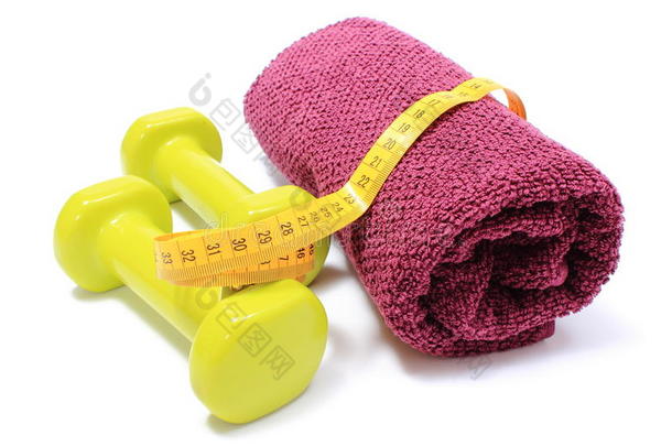 哑铃和毛巾用于健身和测量磁带