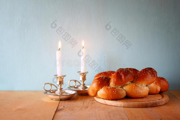安息日图像。木桌上的香烛面包