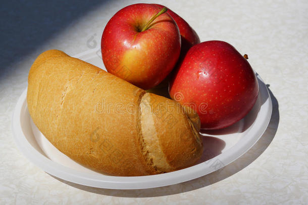 带面包的苹果