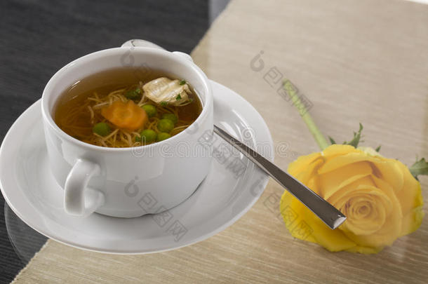 一杯热汤，面条和蔬菜装饰为g