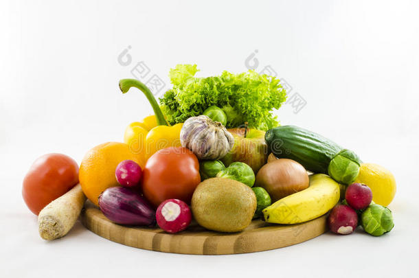 木板上新鲜水果和蔬菜的组成。