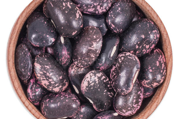 干紫色的豆子放在木碗里