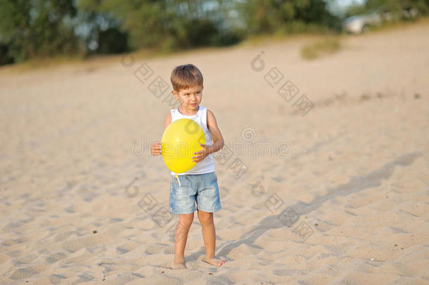 海滩上一个小男孩的画像