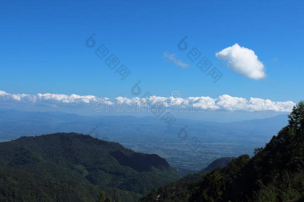 蔚蓝的夏日山景