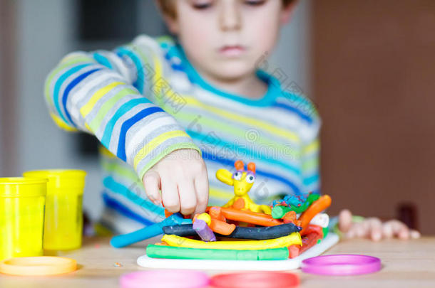 小孩子的手玩面团，五颜六色的造型