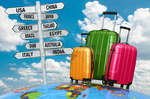 旅游概念。行李箱和国家路标。