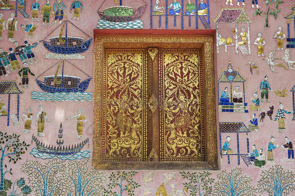 外墙有美丽的马赛克和金色的窗的<strong>亭子</strong>在仙宫寺在黄普拉邦，老挝。