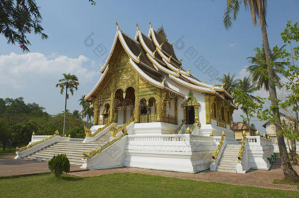 洛斯市朗普拉邦哈姆（皇家宫殿）建筑群的佛教寺庙外部。