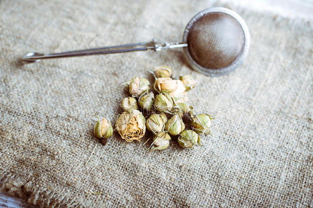 花茶玫瑰花蕾与茶叶注入