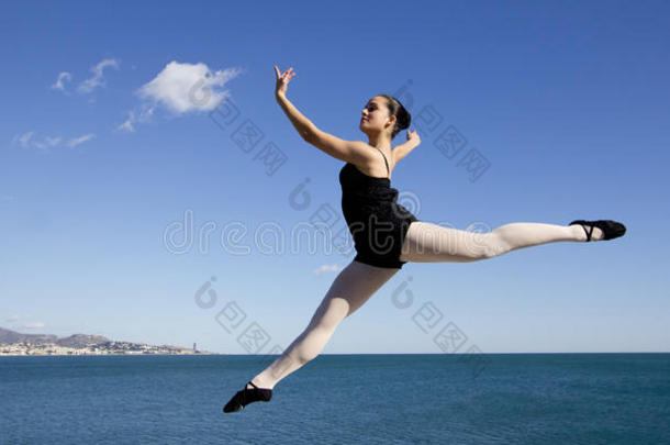 优雅的经典舞者跳入天空。