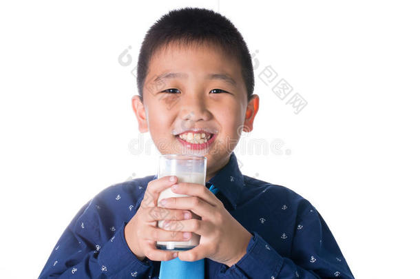 男孩喝<strong>牛奶</strong>，留着<strong>牛奶</strong>胡子，拿着一杯<strong>牛奶</strong>，在白色的背景上隔离