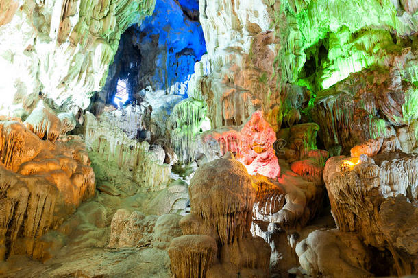 越南ha_long湾岛上的洞穴
