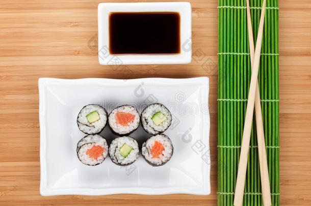 寿司套餐、筷子和酱油