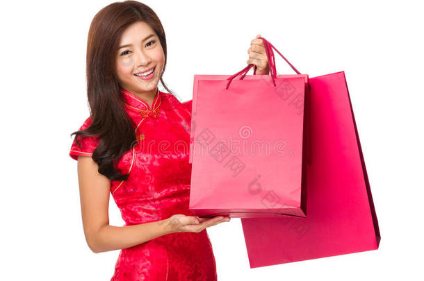 中国女人穿着<strong>旗</strong>袍，拿着购物袋