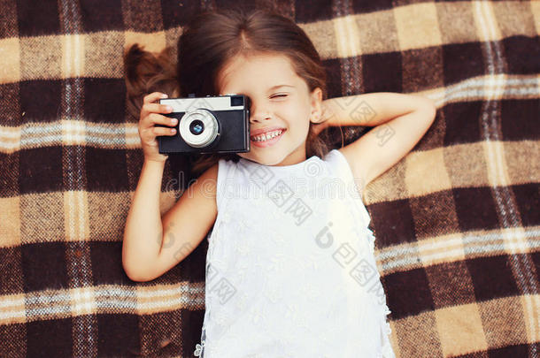 有趣的孩子拍摄老式复古相机，玩得开心
