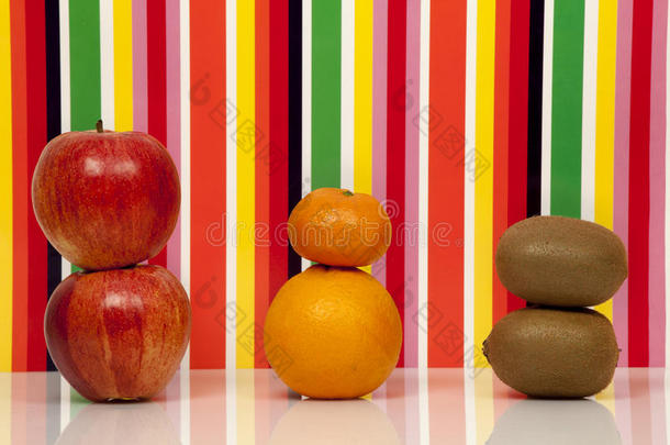 水果，五彩背景。 苹果，橘子，橘子，猕猴桃。