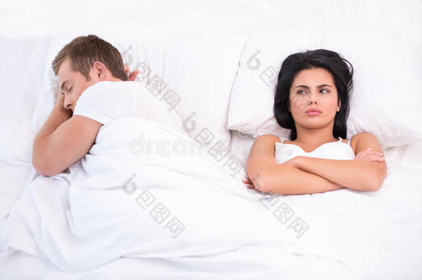 夫妻在床上争吵后的概念