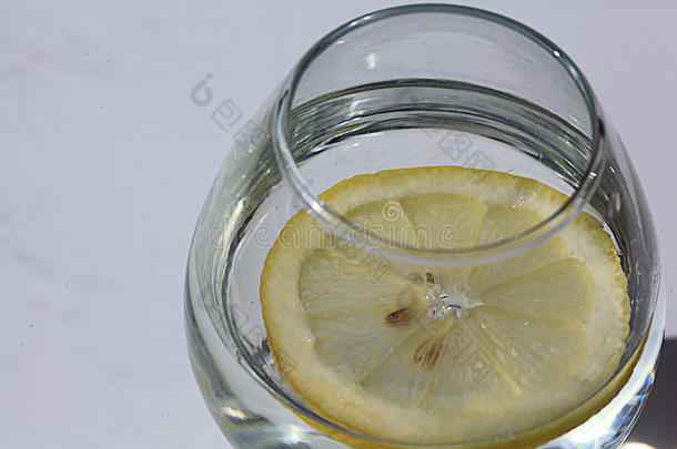 一杯柠檬水，柠檬水，白色背景