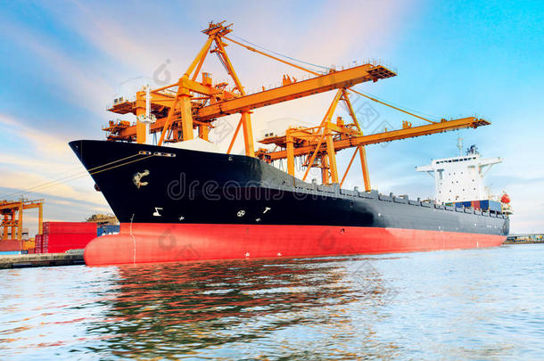 商业船舶装载集装箱在航运港口的形象使用