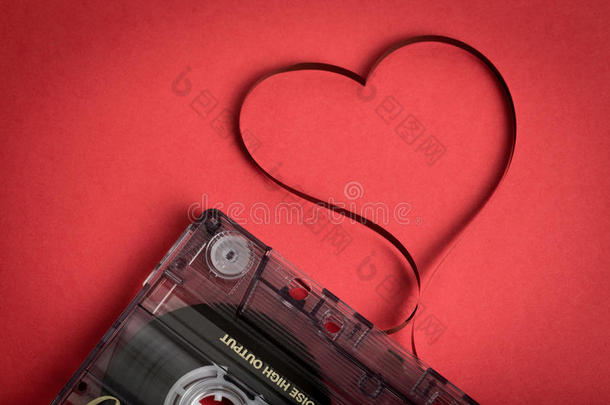 红色背景上的盒式录音带。塑形心膜
