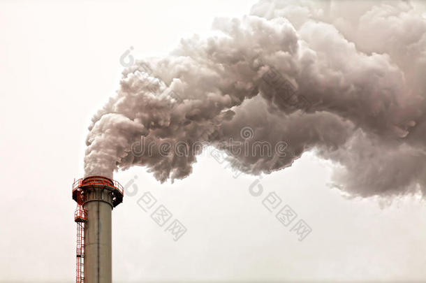 从一个高工业烟囱收集肮脏的黑烟云