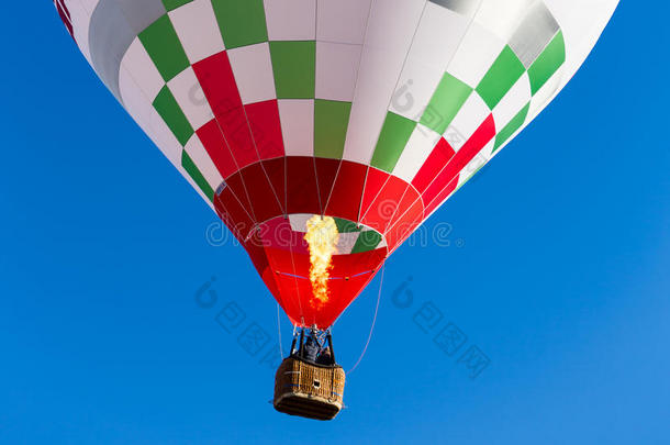 详细的<strong>彩色热气球</strong>在飞行火焰丙烷