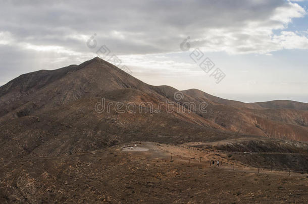 <strong>火山岛</strong>上空多云