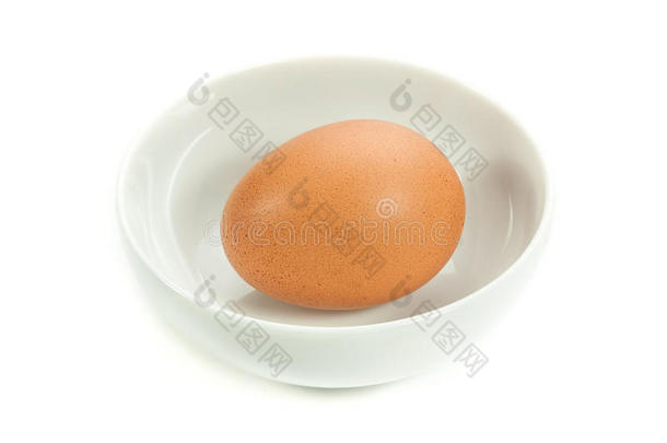 木制桌子上陶瓷碗里的鸡蛋