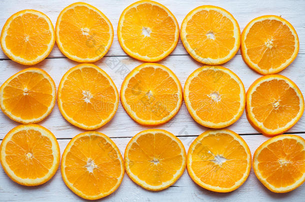 抽象背景与柑橘-水果的橙色切片特写在白色木制背景
