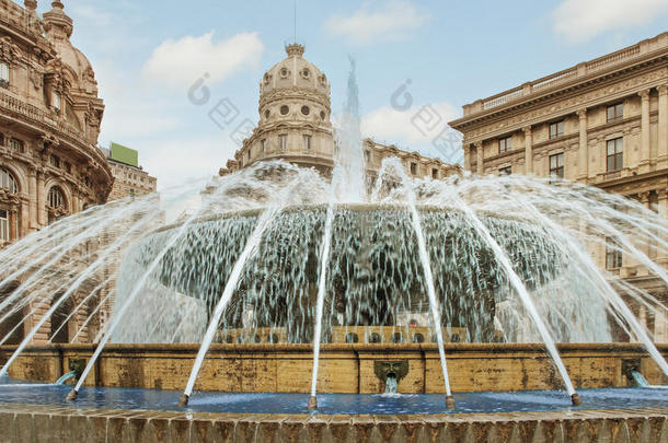 法拉利广场上的喷泉。