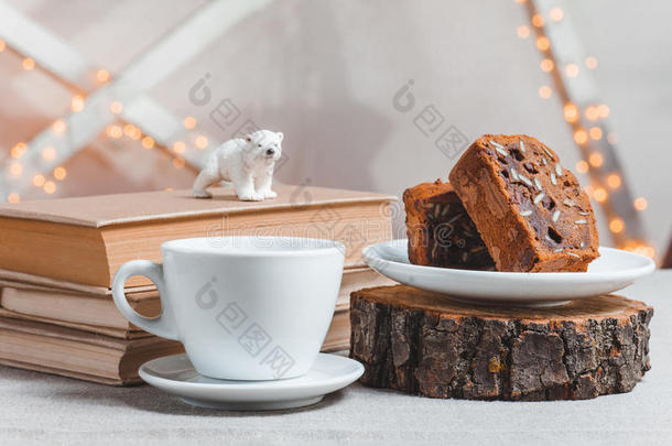 构图书，北极熊，巧克力蛋糕和一杯咖啡在的咖啡