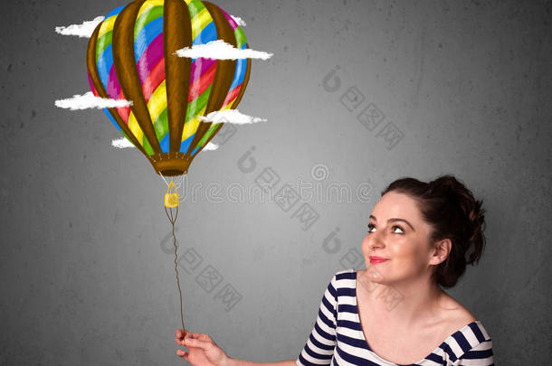拿着气球画的女人