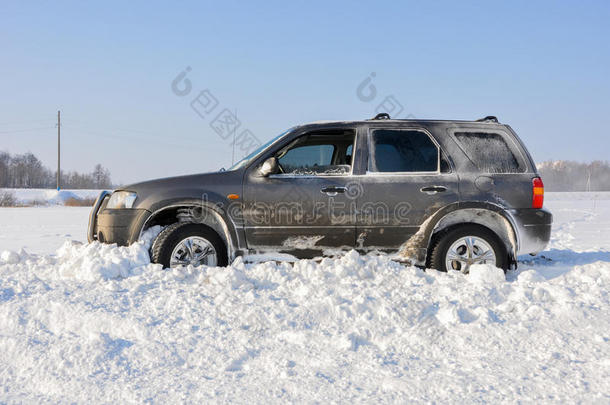 在阳光明媚的日子里，汽车被困在雪地里