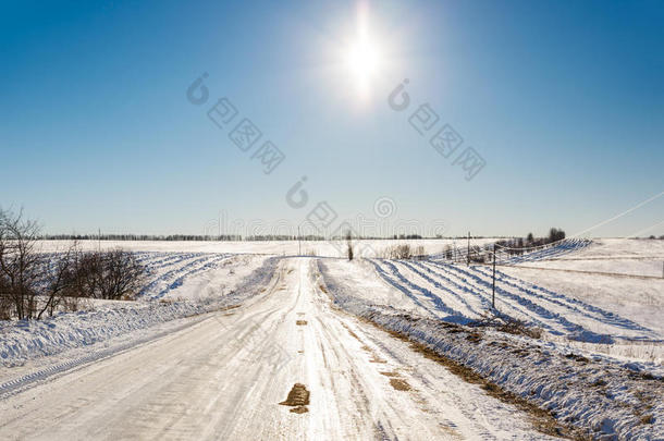 积<strong>雪路</strong>面