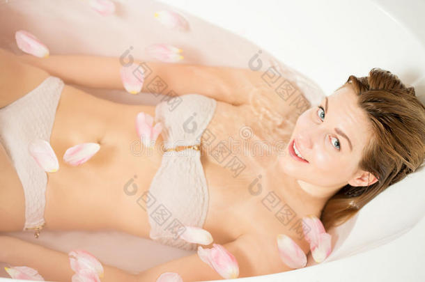 用玫瑰花瓣洗澡