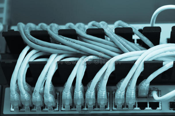 用局域网电缆连接因特网的大型网络集线器