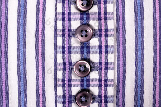 条纹紫色衬衫上的纽扣