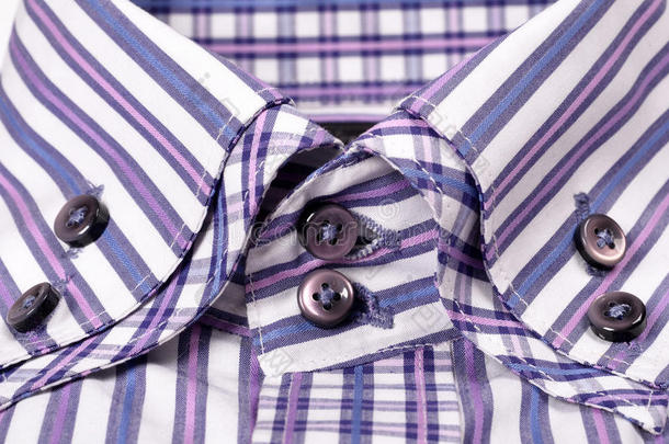 条纹紫色衬衫上的纽扣