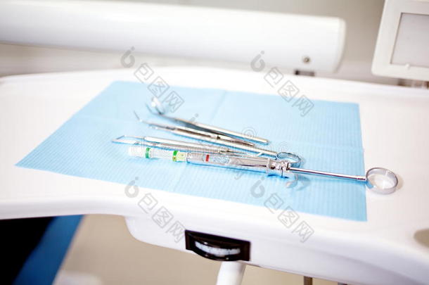 牙医办公室的<strong>牙科器械</strong>。