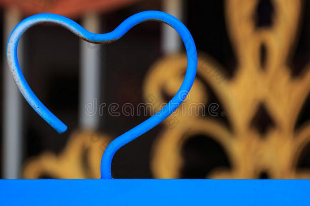 蓝色钢<strong>心型</strong>。 情人节的爱情概念。