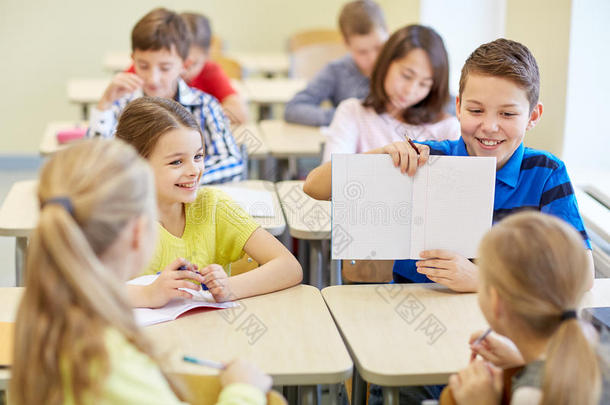 一群小学生在课堂上写测试