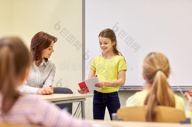 一群学生和老师在教室里