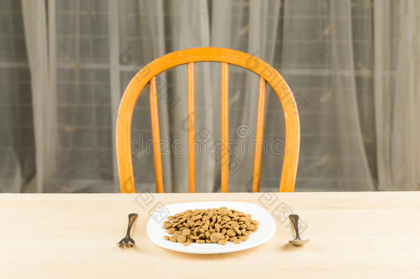 一盘<strong>狗牙</strong>子用勺子和叉子放在桌子上