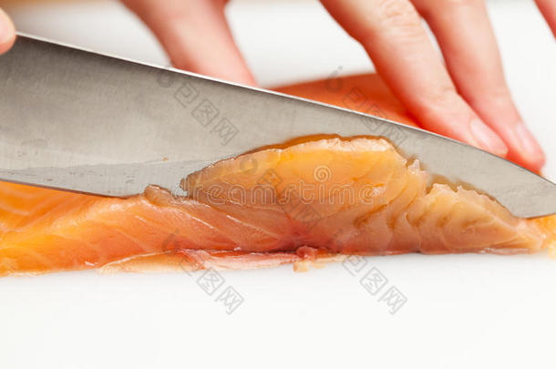 切一块鱼做寿司